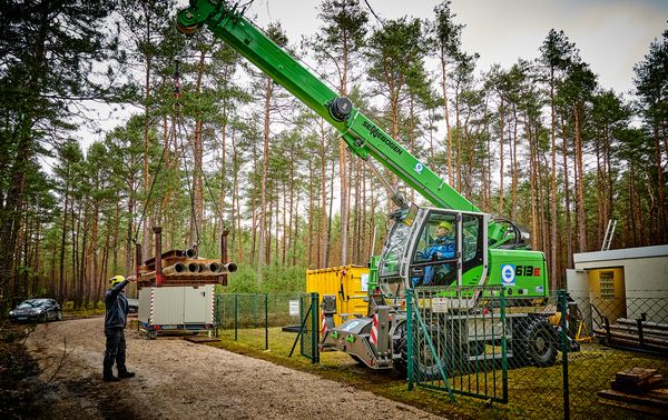 kompakter 16 t SENNEBOGEN Telekran im Brunnenbau