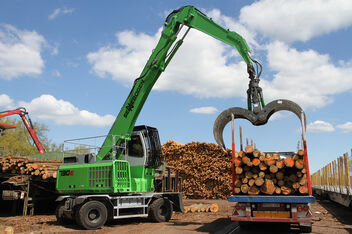 Umschlagbagger fürs Sägewerk SENNEBOGEN 730 E Mobil Holzumschlag LKW Entladung