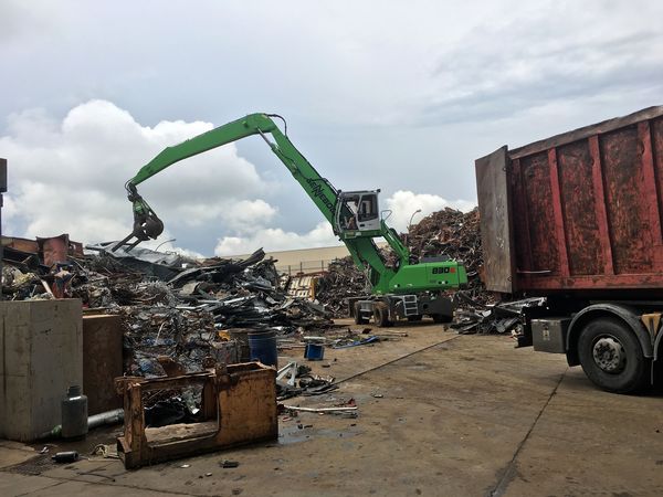 Download (RGB, 300 dpi) Four SENNEBOGEN Material Handler for Recycling and Scrap Handling at Cartonfer/Italy