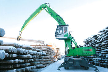 Umschlagbagger mit Anhänger fürs Sägewerk und fürs Baumstämme verladen SENNEBOGEN 830 E Mobil Trailer Holzumschlag
