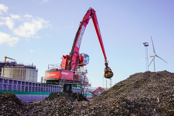 SENNEBOGEN 870 E beim Umschlag von Schrottmetall mit bis zu 1.000 Tonnen pro Stunde.
