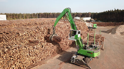 Material handler with trailer for sawmills and for loading tree trunks SENNEBOGEN 830 E Mobile Trailer – Timber handling