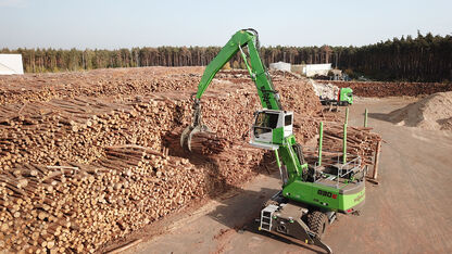 Umschlagbagger mit Anhänger fürs Sägewerk und fürs Baumstämme verladen SENNEBOGEN 830 E Mobil Trailer Holzumschlag