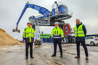 Umschlagbagger mit Elektromotor, Elektrobager SENNEBOGEN 875 E , umweltschonender Elektroantrieb, Hafen Åhus Schweden