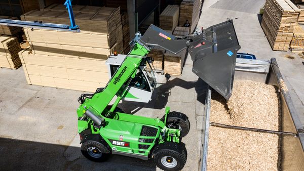 SENNEBOGEN Teleskoplader Telehandler 355 E Holzspäne Sägewerk Hubgabel