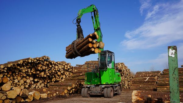 SENNEBOGEN 730 E-Sägewerk-Pick and Carry-Holzumschlag SENNEBOGEN 730 E-Sägewerk-Pick and Carry-Holzumschlag