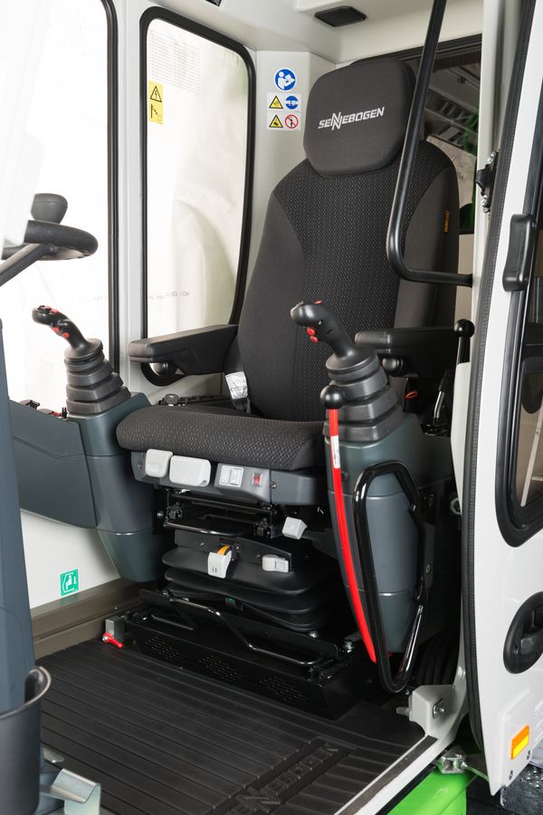 Comfort workstation in the Maxcab cabin 