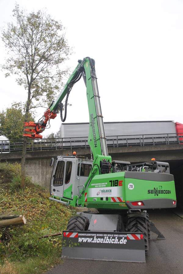 Working along the Autobahn: SENNEBOGEN 718 for embankment maintenance - SENNEBOGEN Maschinenfabrik GmbH Working along the Autobahn: SENNEBOGEN 718 for embankment maintenance - SENNEBOGEN Maschinenfabrik GmbH