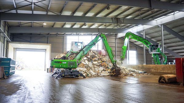 SENNEBOGEN 825 E bei der Holzaufbereitung
