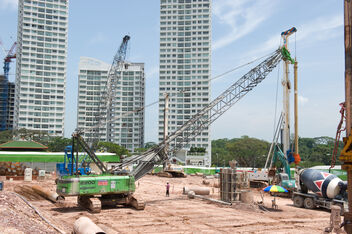 80 t crawler crane lattice boom crane SENNEBOGEN 2200 crawler pipe laying construction site crane