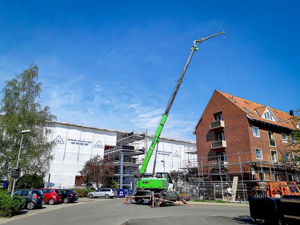 Gerüstbau mit 16 t Teleskopkran, SENNEBOGEN 613, Dänemark Gerüstbau mit 16 t Teleskopkran, SENNEBOGEN 613, Dänemark