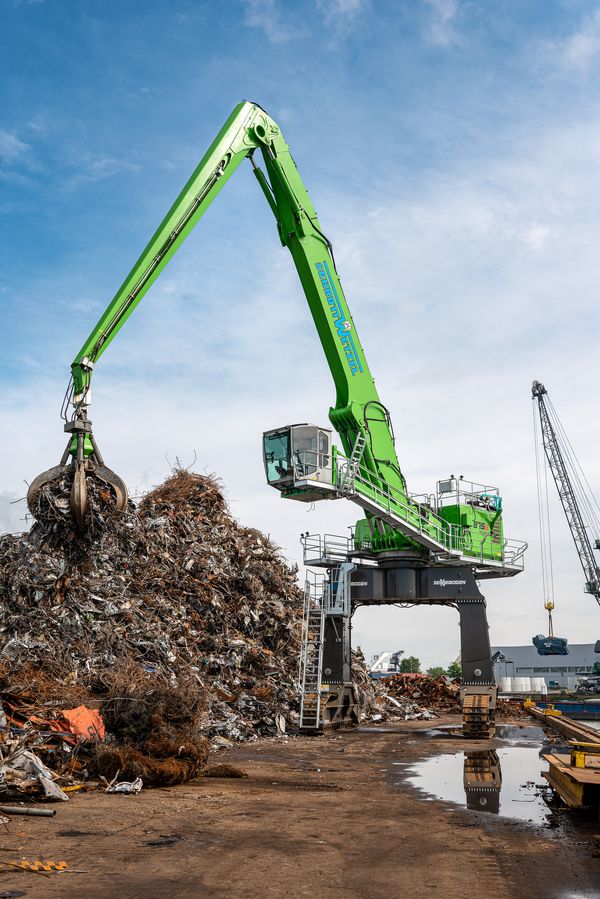 ship loading with SENNEBOGEN 875, material handler, port handling, scrap handing ship loading with SENNEBOGEN 875, material handler, port handling, scrap handing