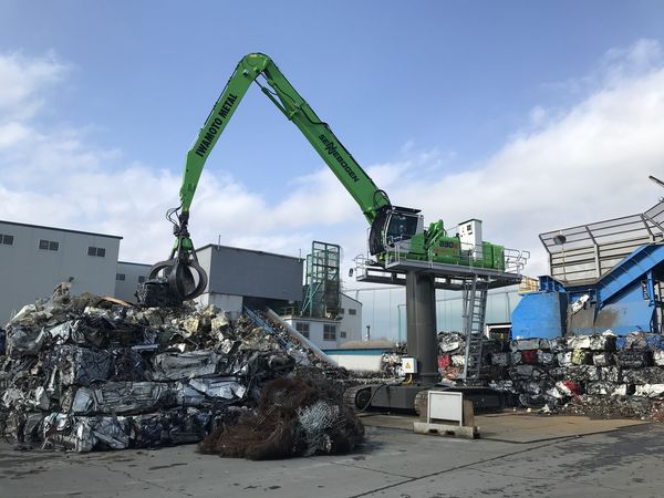Metallrecycling am Schrottplatz; SENNEBOGEN 830 Umschlagbagger ersetzt alten Erdbauubagger in Japan Metallrecycling am Schrottplatz; SENNEBOGEN 830 Umschlagbagger ersetzt alten Erdbauubagger in Japan