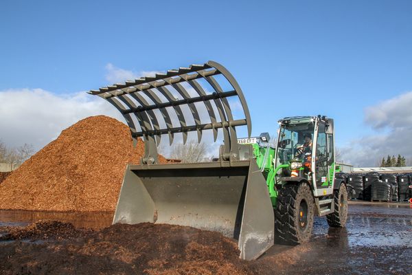Teleskopstapler SENNEBOGEN 355 E bei Verlade- und staplerarbeiten im Garten- und Landschaftsbau in Großbritannien