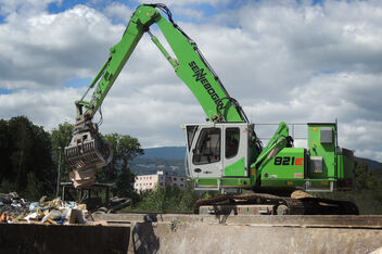 SENNEBOGEN material handler 821 crawler electro bulky waste recyclinig waste management sorting grab