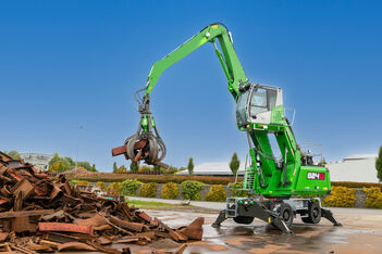 SENNEBOGEN 824 G Mobile loading and sorting scrap material.