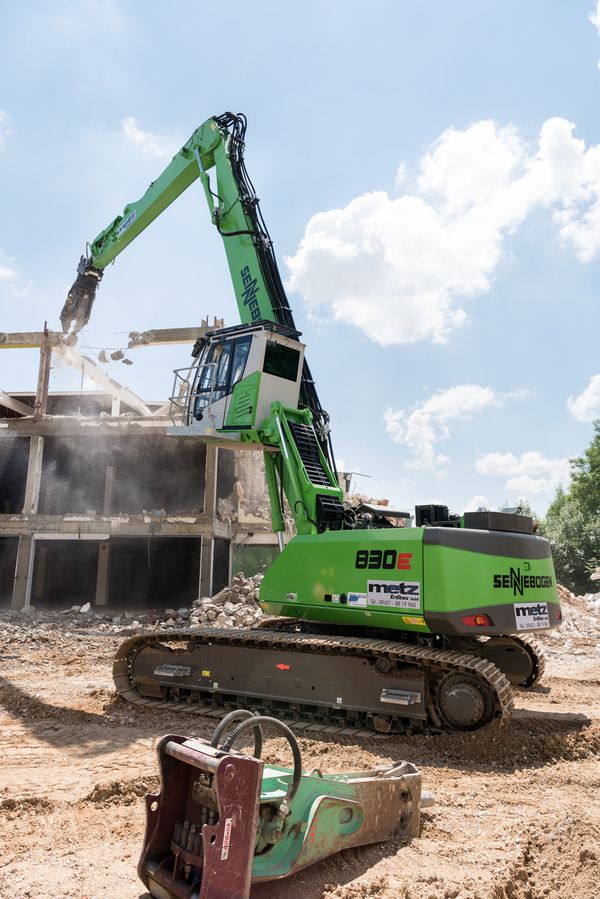 Abbruchmaschine SENNEBOGEN 830 E beim Abbruch des Möbelhauses in Regensburg