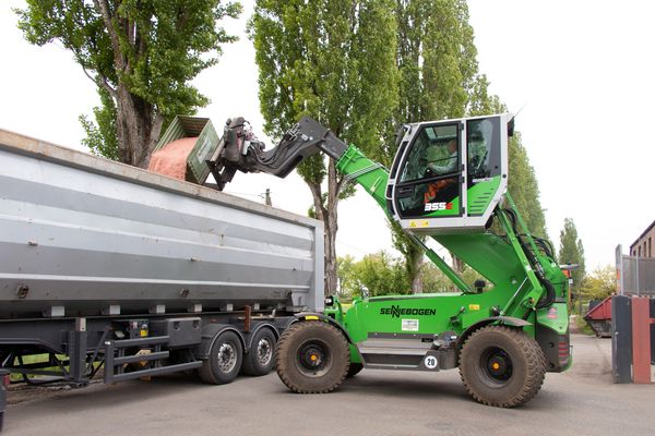 The SENNEBOGEN 335: as strong and stable as a telescopic handler and as strong and robust as a wheel loader