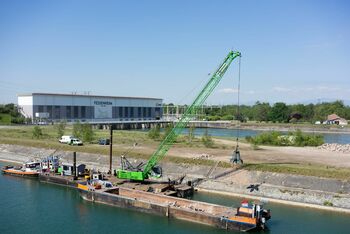 Hydraulic engineering, 55 t duty cycle crane, pontoon with SENNEBOGEN 655 HD, river engineering, special civil engineering works