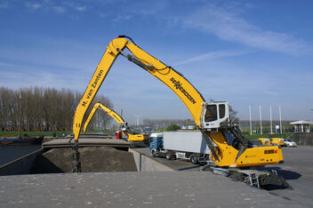 Umschlagbagger für Schrott, Holz und Hafen SENNEBOGEN 835 Raupe Hafenumschlag Schüttgut