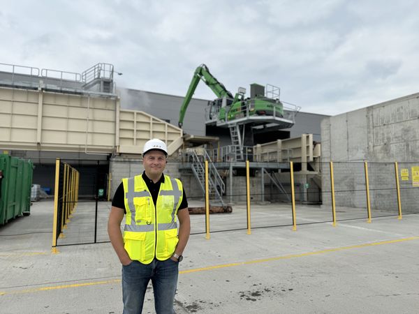 Furnierwerk-SENNEBOGEN 825-Elektrobagger in Litauen-Holzlogistik Furnierwerk-SENNEBOGEN 825-Elektrobagger in Litauen-Holzlogistik