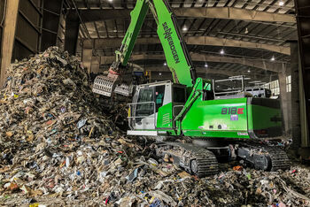 Raupen-Umschlagbagger 818 R: Betrieb in den Hallen der Recyclinganlage in den USA