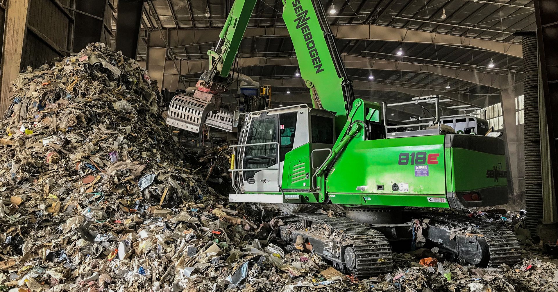 818 R crawler machine in a dusty working area: Recycling