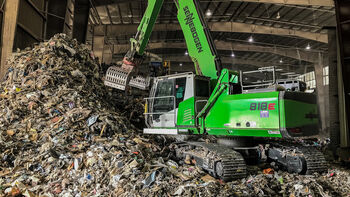 Raupen-Umschlagbagger 818 R: Betrieb in den Hallen der Recyclinganlage in den USA