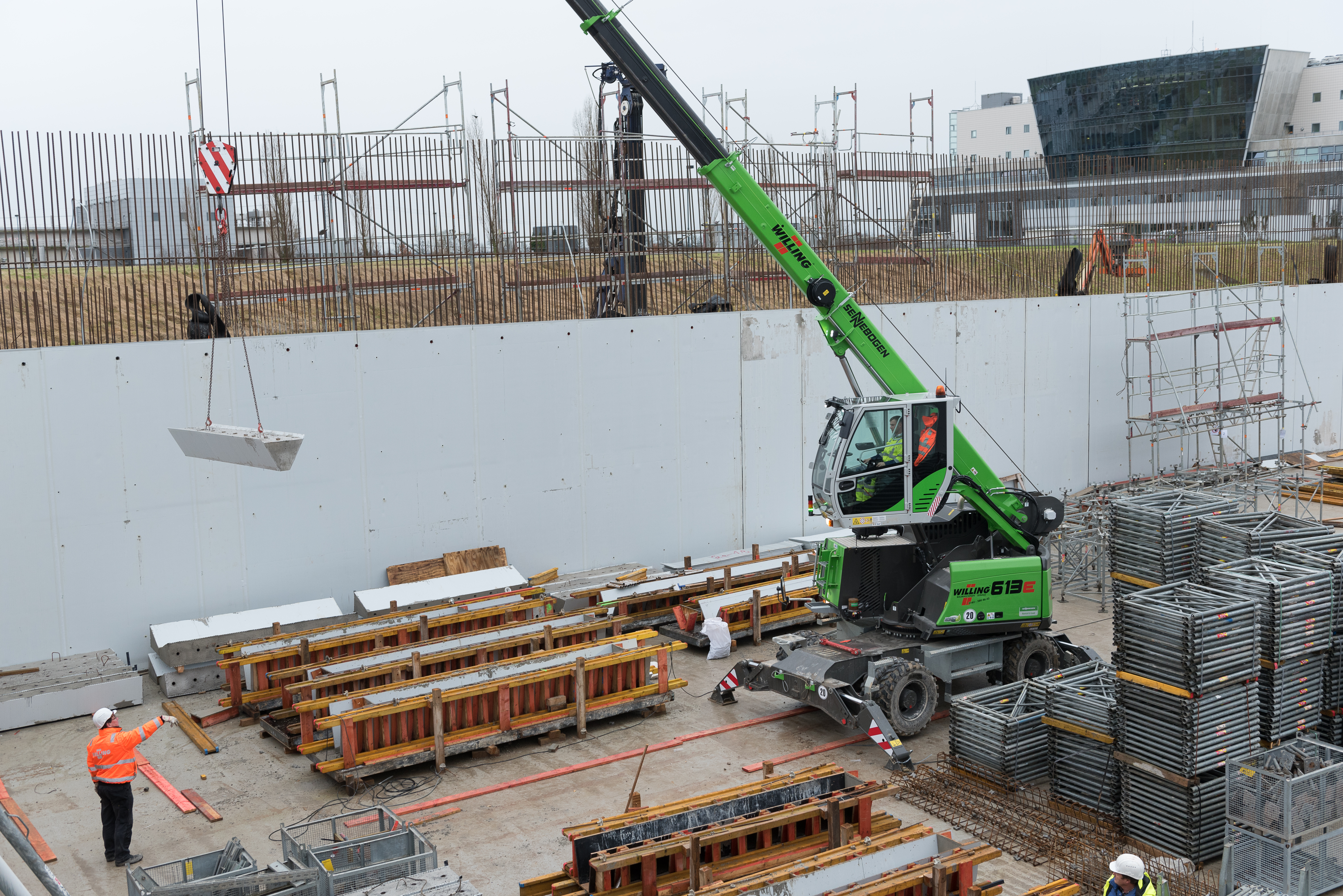 SENNEBOGEN 613 – 16 t telescopic crane with elevating cab and